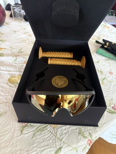 Rare limited edition oakley - limited,